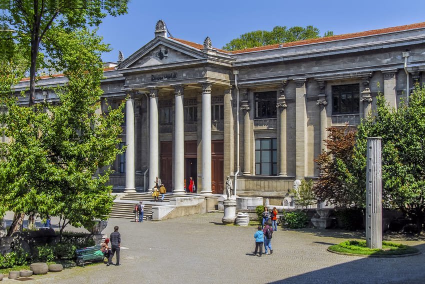 Neoklasyczna fasada Muzeum Archeologicznego w Stambule z greckimi kolumnami i ogrodami parku Topkapi