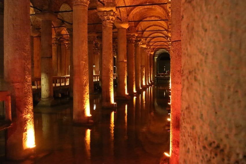 Je me trouve face aux colonnes illuminées de la Citerne Basilique, un immense réservoir byzantin construit en 532 et doté de 336 colonnes, indispensable à l'approvisionnement en eau du centre d'Istanbul.