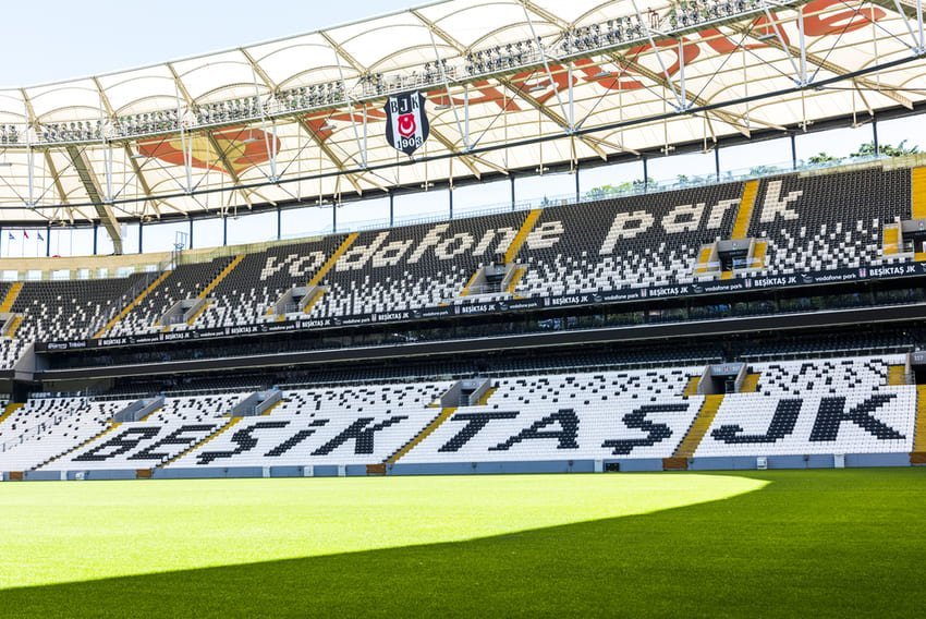 Vista dello stadio Vodafone Park dal campo, capienza 42.684 posti, tribune moderne in marmo bianco e nero, archi metallici aerei, struttura del tetto in acciaio. Ultramoderno stadio del Beşiktaş JK del 2016 affacciato sul Bosforo, stadio turco di alta qualità con 144 suite executive, ristoranti, tecnologia smart stadium StadiumVision.