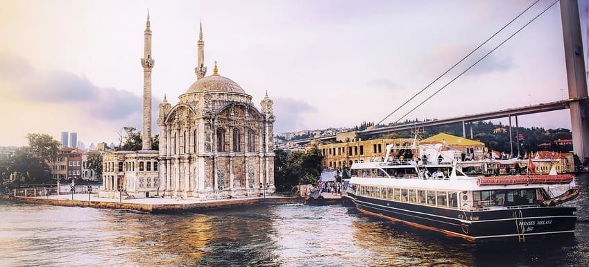 Vue du stade Vodafone Park depuis le terrain, capacité de 42 684 places, tribunes modernes en marbre noir et blanc, arches métalliques aériennes, structure de toiture en acier. Site ultramoderne de 2016 du Beşiktaş JK surplombant le Bosphore, stade turc haut de gamme avec 144 suites exécutives, restaurants, technologie de stade intelligent StadiumVision.