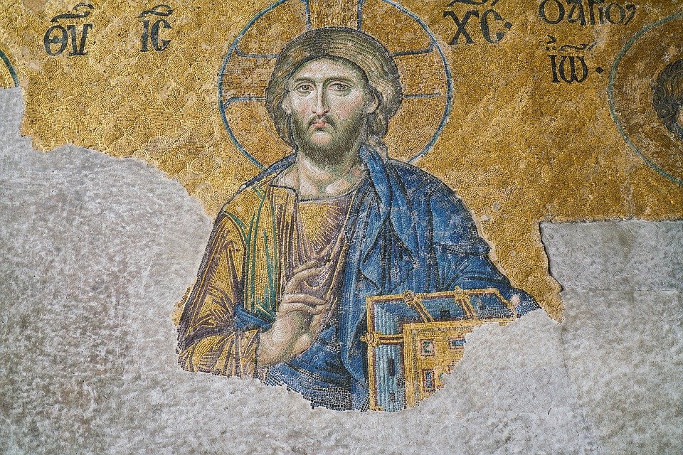 Je découvre la mosaïque du Christ Pantocrator dans la basilique Sainte-Sophie : le Christ bénissant de la main droite, tenant l'Évangile de la main gauche, sur un fond doré. Réalisée lors des restaurations médiévales (XIe-XIIe siècles), cette image byzantine partiellement manquante reste un symbole majeur de la foi et de l'art de Constantinople.