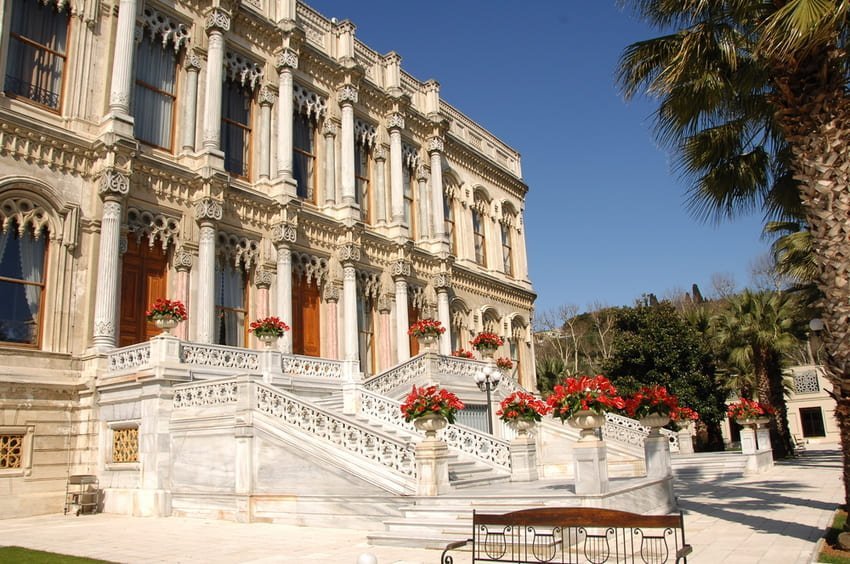 Mi trovo di fronte alla facciata e alle scale in marmo bianco del Palazzo Çırağan, costruito nel 1871 sulle rive del Bosforo.