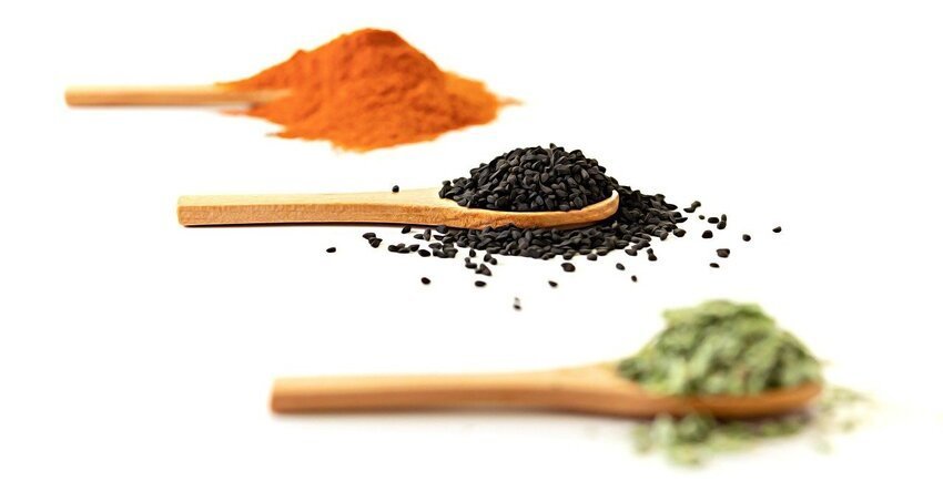 Trois cuillères à soupe d'épices turques, dont la nigelle (çörek otu), surnommée « herbe à pain » car elle est utilisée dans la fabrication du pain, une graine noire indispensable dans la boulangerie ottomane.