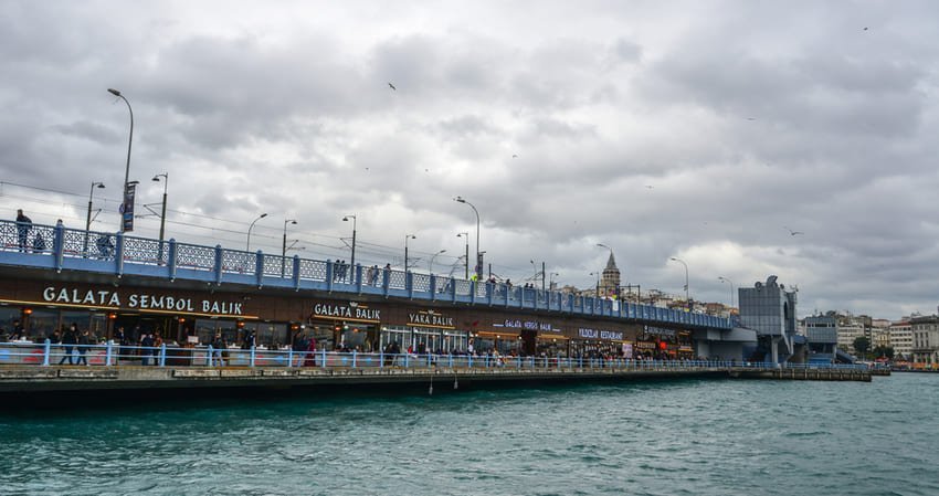 Je me trouve face au pont de Galata, bordé de restaurants, sous un ciel nuageux. Inauguré en 1994, il mesure près de 490 m et relie Karaköy à Eminönü, un axe majeur de la Corne d'Or.
