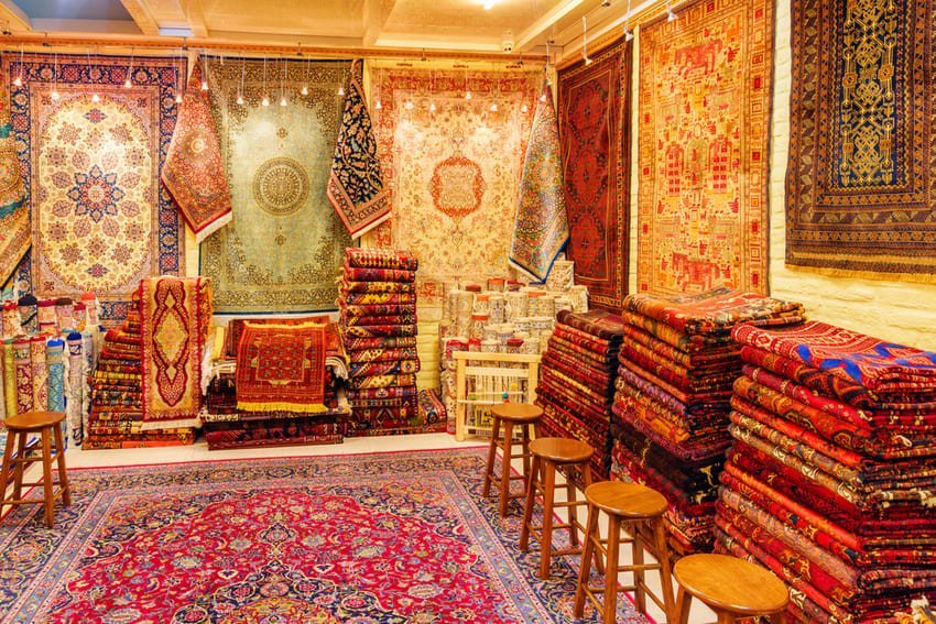Inside a bazaar stall with walls and stacks of multicoloured oriental rugs, stools lined up for demonstration purposes. I am faced with hand-knotted pieces, sometimes with more than 200,000 knots per square metre, emblematic of Anatolia's textile expertise.