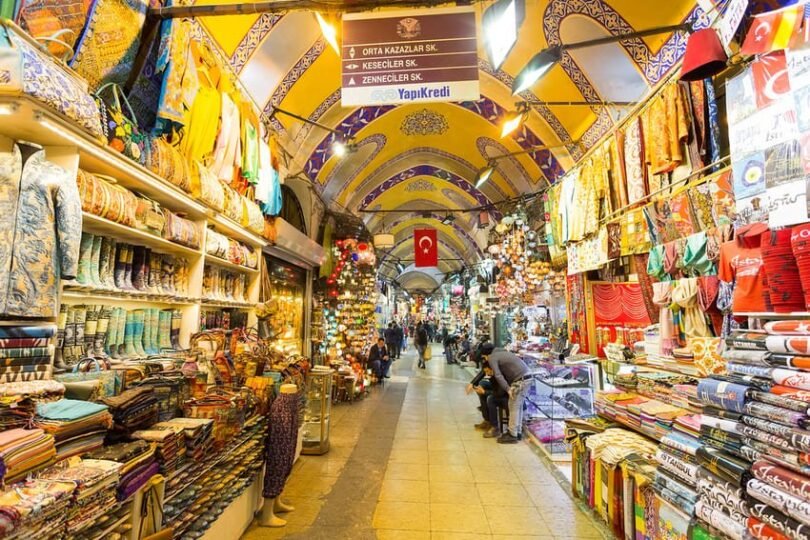 I am facing the stalls of the Grand Bazaar of Istanbul, a covered market founded in 1461, bringing together 4,000 shops over 30,000 m², a symbol of Ottoman commerce and heritage.