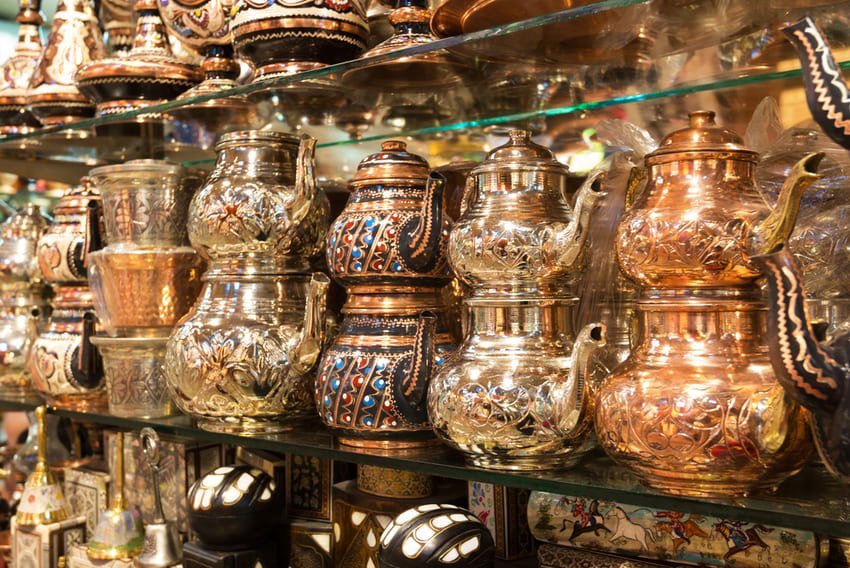 Des étagères dans un bazar alignées de rangées de théières et de cezves en cuivre poli, décorées de gravures et d'émail. Je me tiens devant cet artisanat traditionnel, emblématique du service du thé et du café en Turquie.