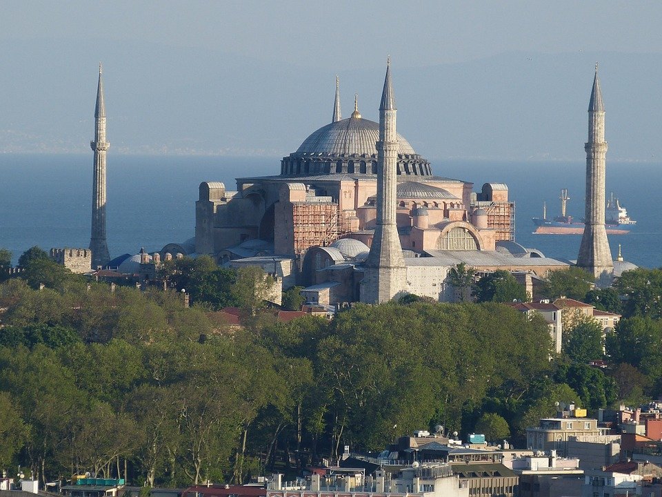J'observe Sainte-Sophie (Ayasofya) et ses quatre minarets dominant la verdure, avec la mer de Marmara en arrière-plan. Ce monument fondé en 537, renforcé et restauré au fil des siècles, incarne la continuité historique d'Istanbul et son rôle central entre l'Orient et l'Occident.