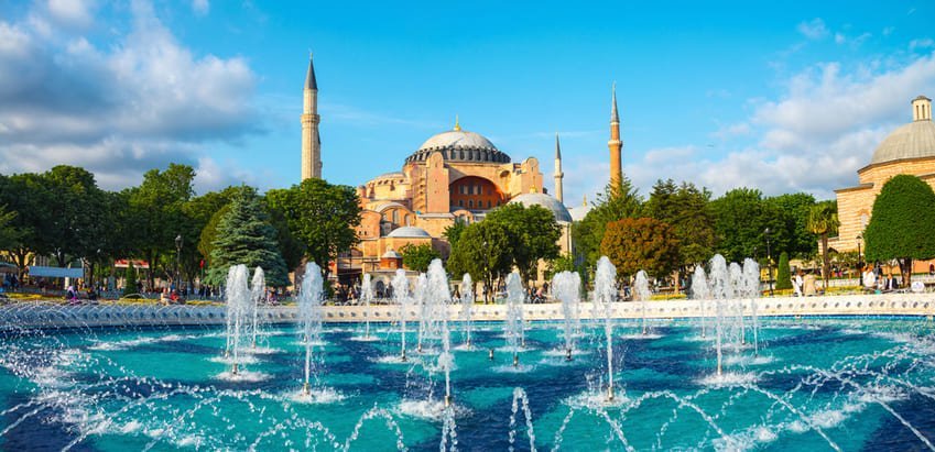 Je me trouve face à Sainte-Sophie, derrière une immense fontaine. Ce bâtiment, construit à l'origine en 537 comme basilique byzantine, est le point central du quartier historique d'Istanbul.