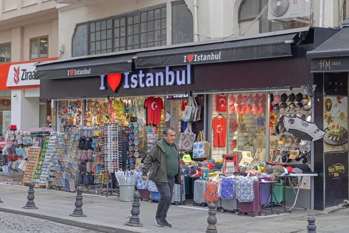 Sklep z pamiątkami dla turystów w Stambule – zakupy i podróbki, których należy unikać
