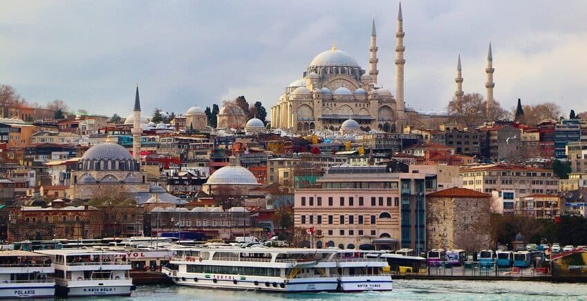 Estoy frente a la mezquita de Süleymaniye, con sus cúpulas y cuatro minaretes, construida por Sinan para Solimán el Magnífico en el siglo XVI.