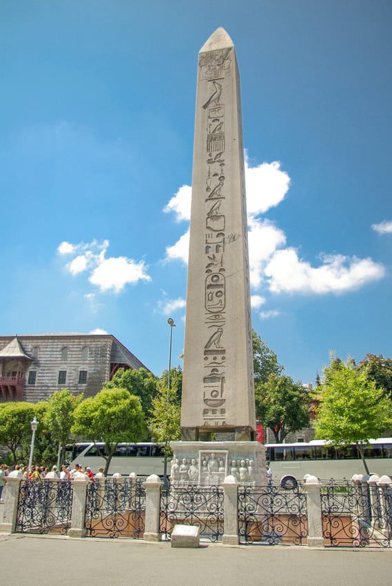 Je contemple l'obélisque de Théodose sur l'hippodrome d'Istanbul, un haut monolithe de granit rose recouvert de hiéroglyphes égyptiens, installé ici par l'empereur Théodose Ier en 390.