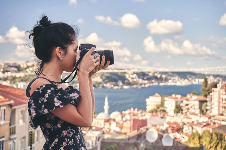 Touriste prenant une photo panoramique du Bosphore à Istanbul