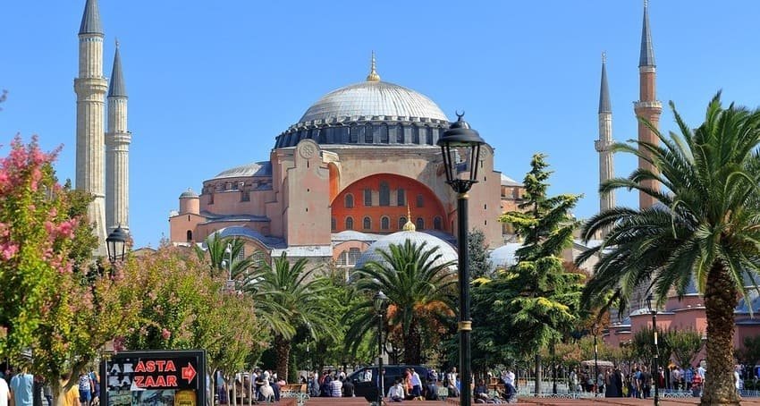 Hagia Sophia Istanbul ciel bleu palmiers Sultanahmet été