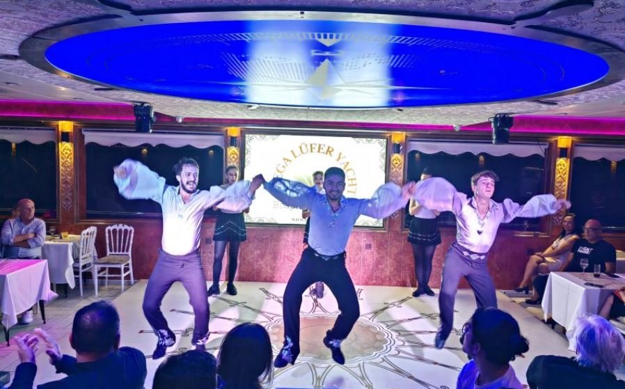 Turecki pokaz tańca ludowego podczas rejsu po Bosforze z kolacją Stambuł w nocnym oświetleniu