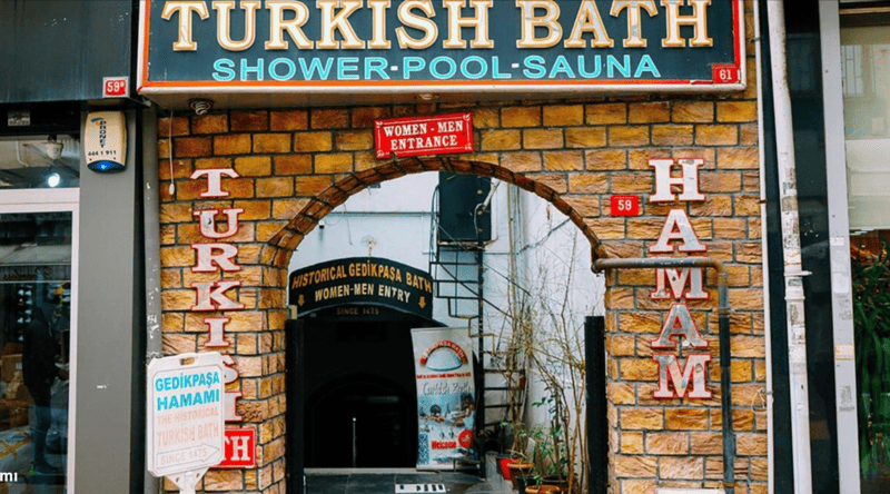 Wejście do Gedikpaşa Hamamı w Stambule, historycznego hammamu od 1475 roku z szyldem Turkish Bath w dzielnicy Fatih